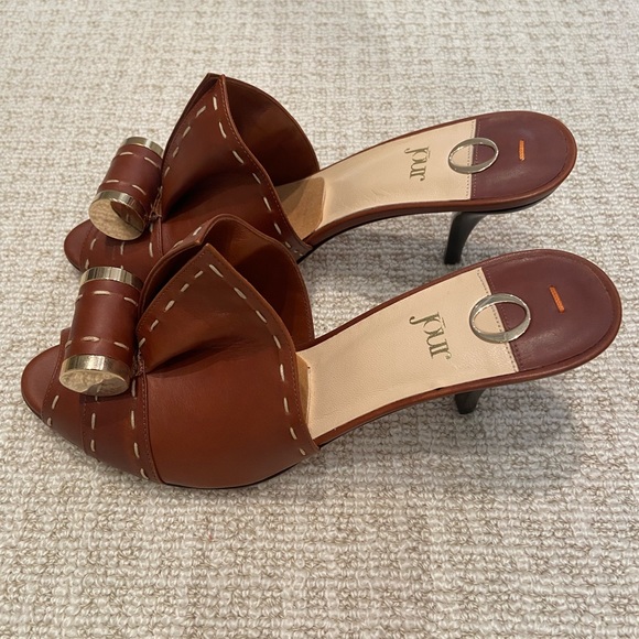 Jour brown mules with gold accent, size 7.5, brand new, never been worn - Picture 2 of 4